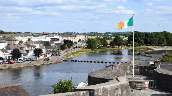 Blick von Athlone Castle auf den Shannon und die Stadt