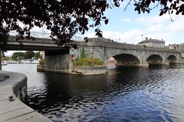 Die Athlone Town Bridge über den Shannon