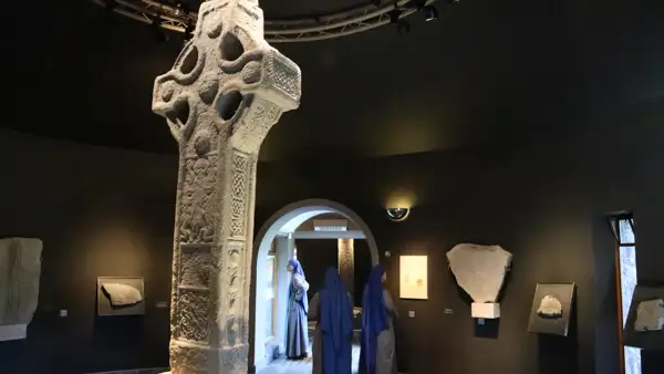 Kunstvoll verziertes Celtic Cross in der Ausstellung von Clonmacnoise