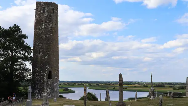 Rundturm von Clonmacnoise mit Blick auf den Shannon