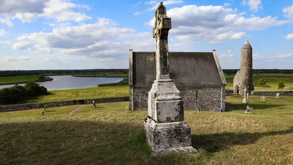 Klosteranlage von Clonmacnoise am River Shannon