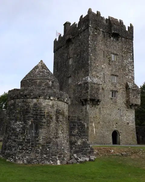 Rundturm und Wohnturm (Keep) im Aughnanure Castle