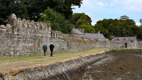 Außenmauer von Winterfell Castle am Ufer des Strangford Lough (bei Ebbe)