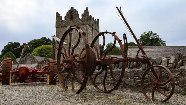 Alte landwirtschaftliche Geräte in Winterfell Castle