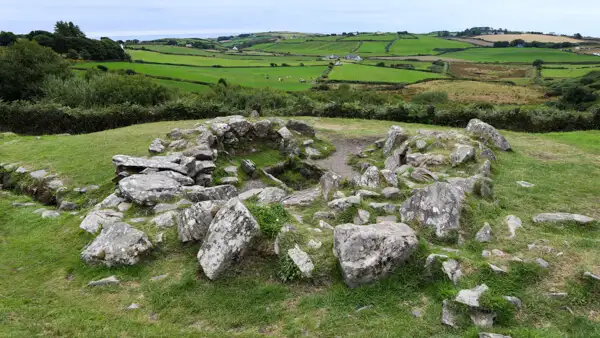 Hütte und Wasserstelle am Drombeg Stone Circle