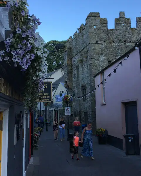 Straßenszene am Abend in Carlingford