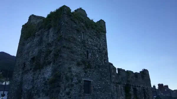 Alter Wachturm am Hafen von Carlingford