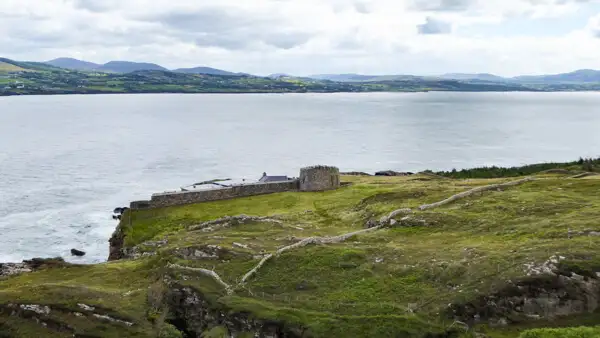 Knockalla Fort an der Küste der Fanad Peninsula