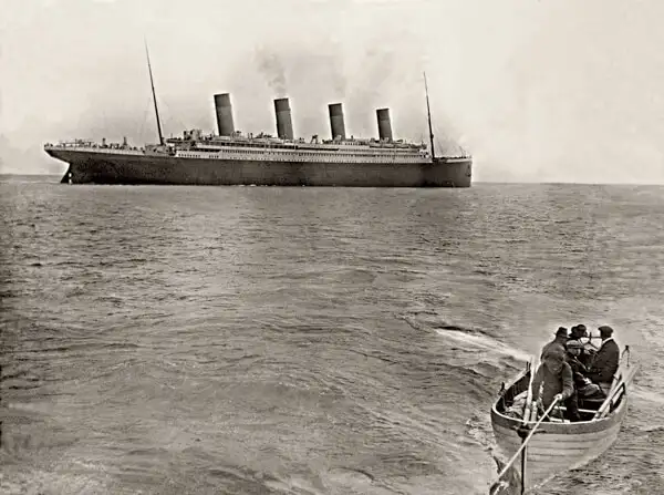 Die Titanic verlässt den Hafen von Cobh