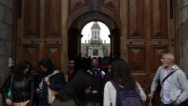 Am Eingang zum Trinity College