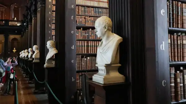 Büsten von Dichtern und Denkern im Long Room (Trinity College)