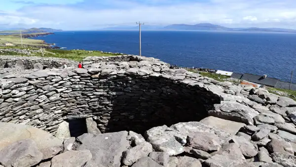 Blick von den Beehive Huts auf die Küste von Dingle