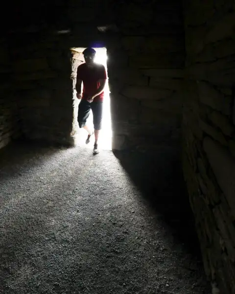 Im Gallarus Oratory (Dingle Peninsula)