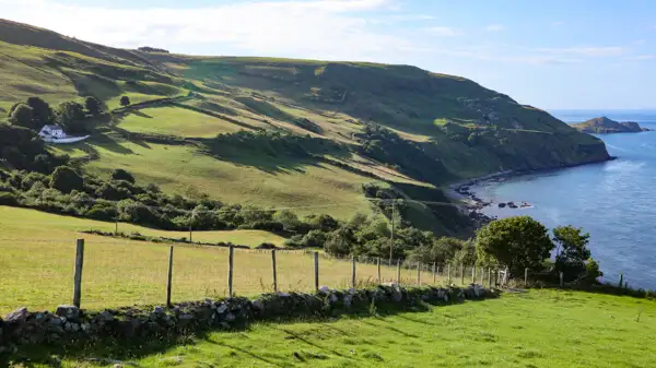 Hügel und Klippen an der Antrim Coast