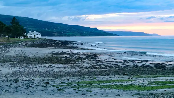 Ballygalley Beach am Abend