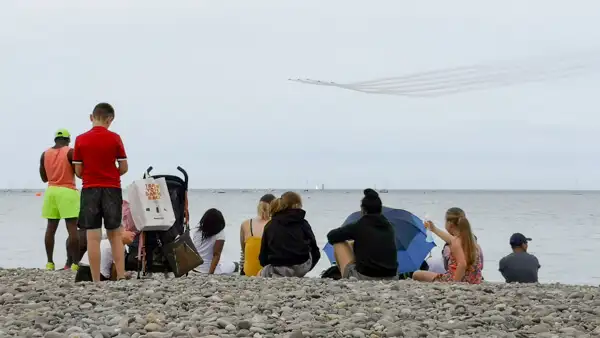 Familie am Bray Kiesstrand