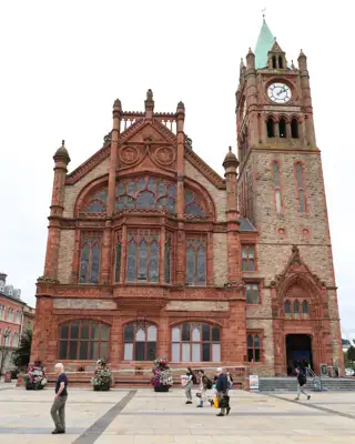 An der Guildhall in Londonderry-Derry