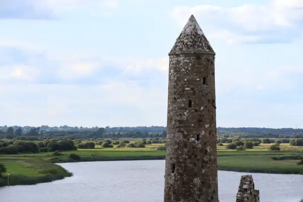 Rundturm in Clonmacnoise am Shannon