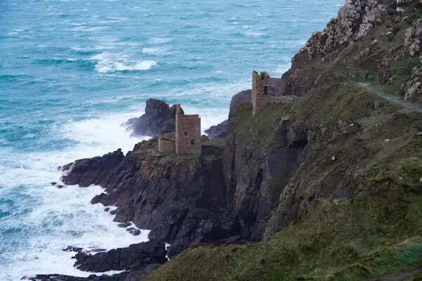 An den Crown Engine Houses der Botallack Mines in Cornwall