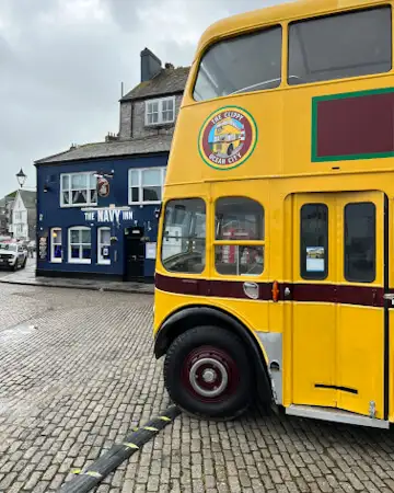 Oldtimer-Doppeldecker-Bus im alten Hafen von Plymouth