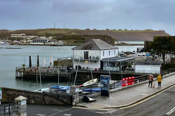 Pier im Hafen von Plymouth