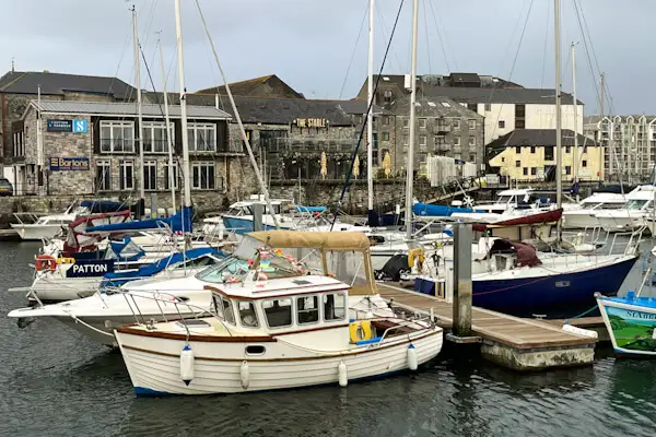 Boote im alten Hafen von Plymouth