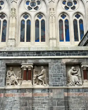 Wunderbare Steinskulpturen an der Fassade der Guildhall in Plymouth