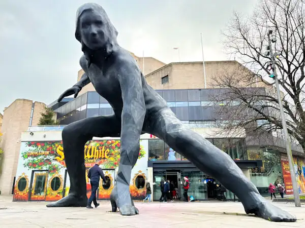 Riesige Statue vor dem Theatre Royal Plymouth