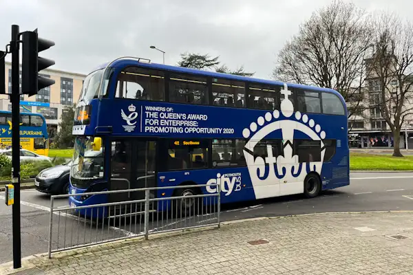 Typischer Doppeldecker-Bus in Plymouth