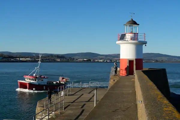 Fischerboot am Leuchtturm am Hafen von Wicklow