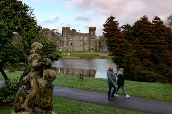 Spaziergänger im Park von Johnstown Castle