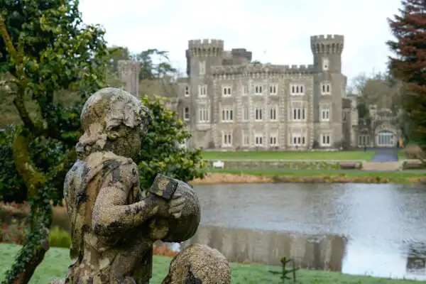 Blick über den See auf Johnstown Castle