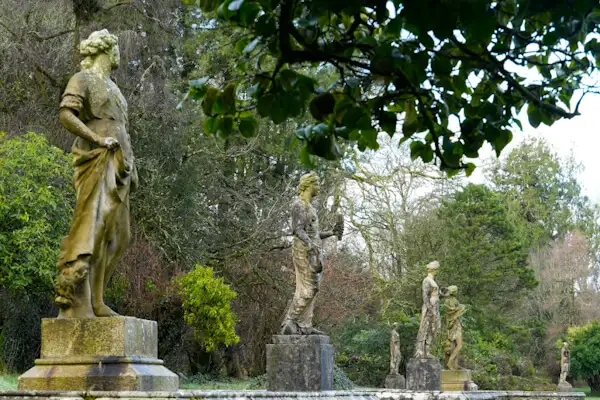 Italienische Statuen im Park von Johnstown Castle