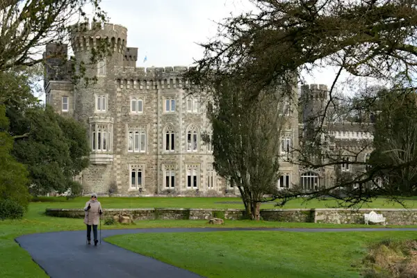 Spaziergängerin im Park von Johnstown Castle