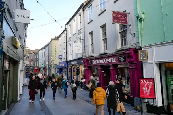 Belebte Fussgängerzone in Wexford