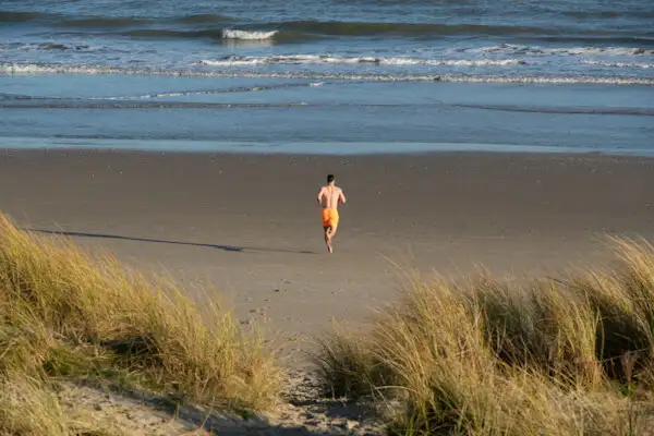 Schwimmer am Raven Beach nahe Wexford (im Januar)