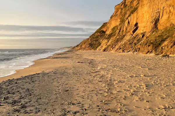 Klippen am Strand bei Sonnenaufgang