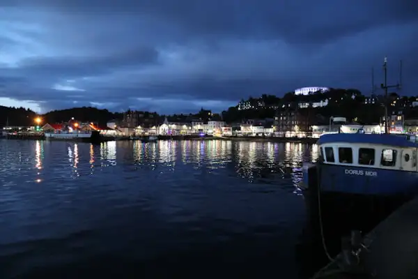 Hafen von Oban am Abend