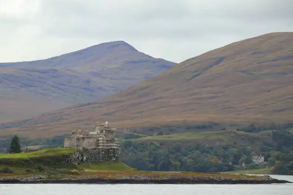 Duart Castle und die Berge von Mull