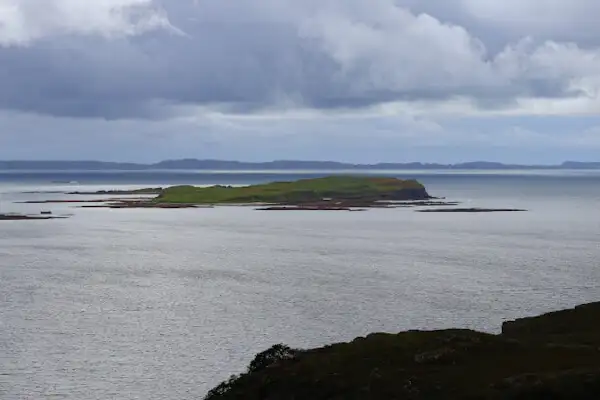 Kleine Inseln vor der Küste von Mull