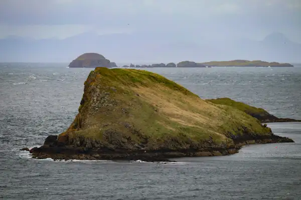 Kleine Inseln vor der Küste von Skye