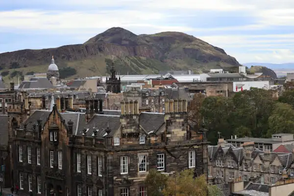 Blick vom Castle über Edinburgh und den Arthur´s Seat