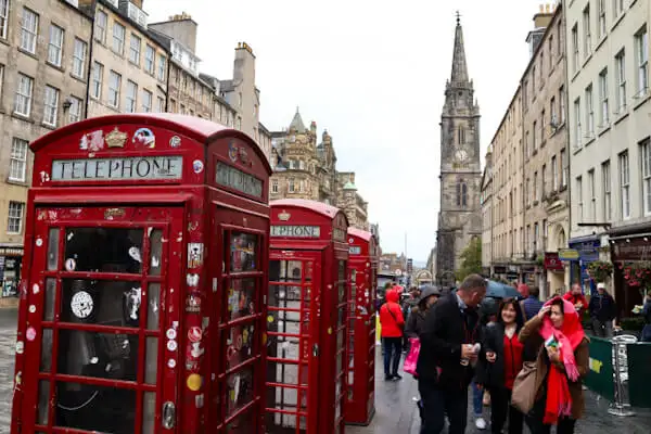 Auf der High Street in Edinburgh