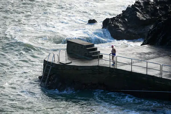 Schwimmerin an der Newtown Cove