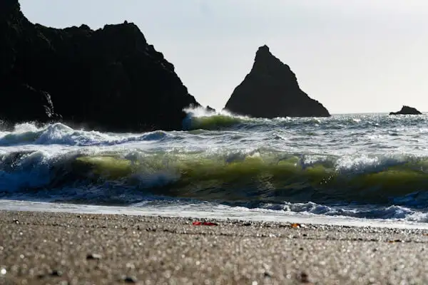 Wellen brechen am Garrarus Beach