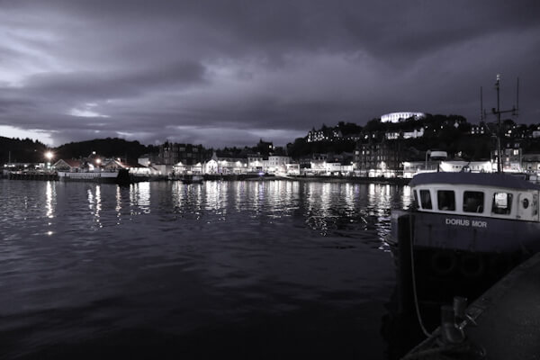 Hafen von Oban bei Nacht