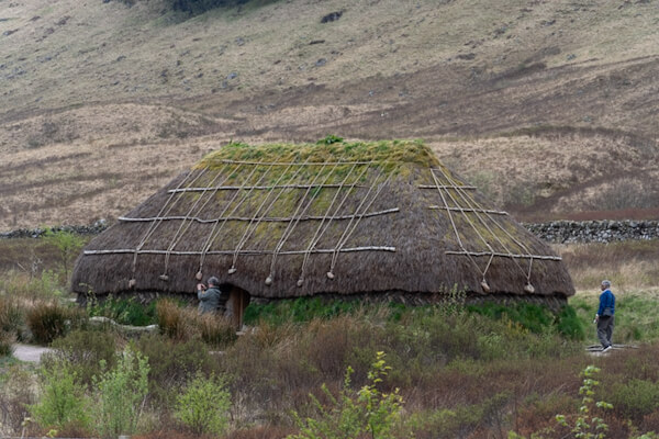 Besucher am Turf House im Glencoe Visitor Centre