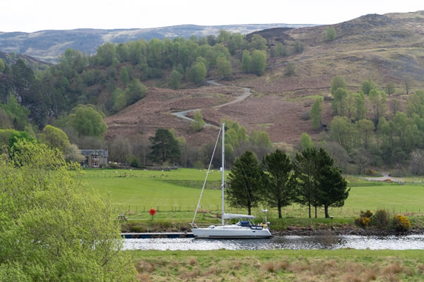 Segelschiff auf dem Caledonian Canal
