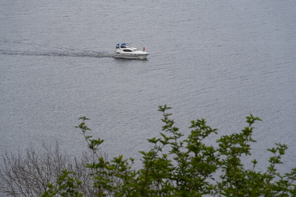 Hausboot auf dem Loch Ness