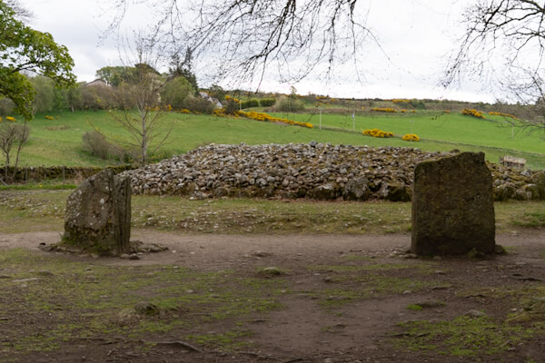 Cairn Tomb (Steingrab) und Megaliths (Stehende Steine) in den Clava Cairns